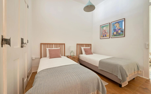 Sunny Pink Street Historical Apt, By TimeCooler