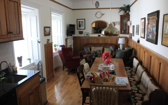 Johnston House: Historic Village Retreat