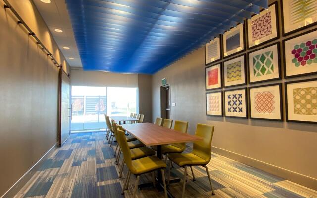 Holiday Inn Express & Suites Aurora by IHG