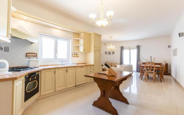 70/2- Spacious & Charming 3 Bedroom Apt In Sliema