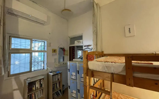 Backpacker Dog Hostel