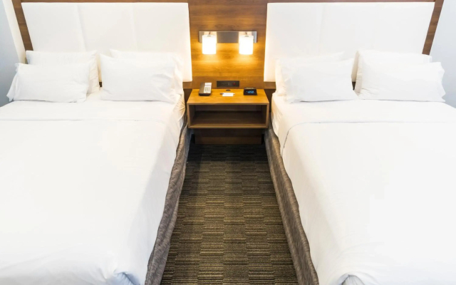Holiday Inn Express & Suites Hollywood Walk Of Fame