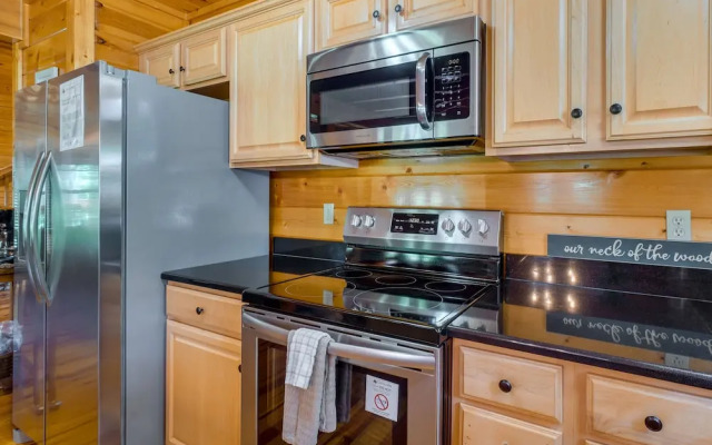Gatlinburg Getaway: Private Hot Tub & Fireplace!