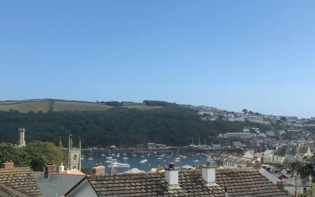 Spacious Detached House With Parking & Views