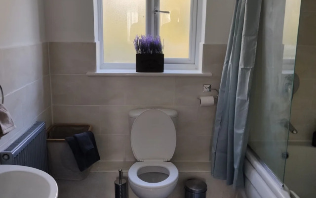 Charming and Stylish 2-bed Apart - London Dagenham