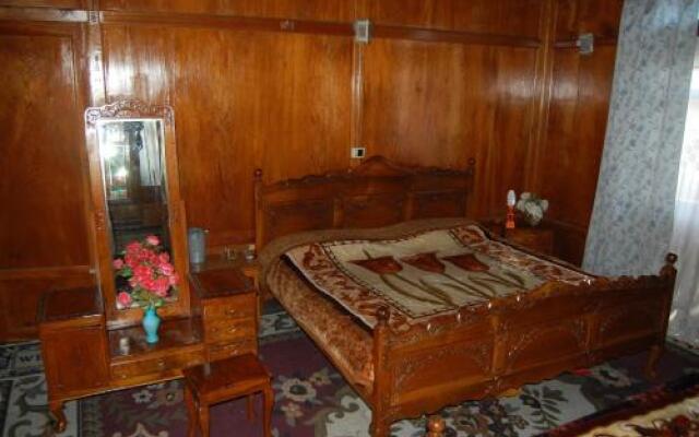 New Chez Henry Houseboat