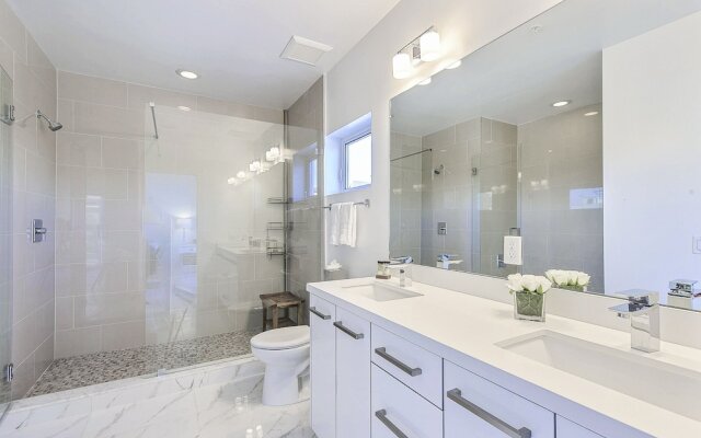 Tri-level Pompano Beach Townhouse by RedAwning