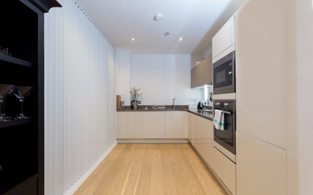 2 Bedroom Penthouse in Canada Water With Balcony