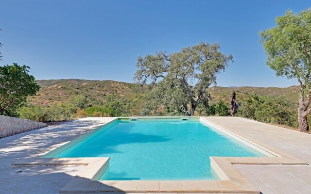 Villa Eiras Altas Grande by Portucasa