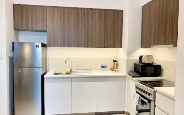 Marco Polo - Lofty Apt with Balcony Near Dubai Hills Mall