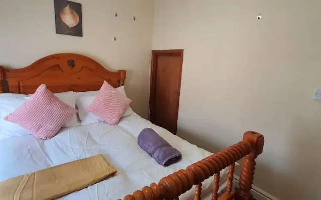 Room in Guest Room - Bright Nice Room in Coventry