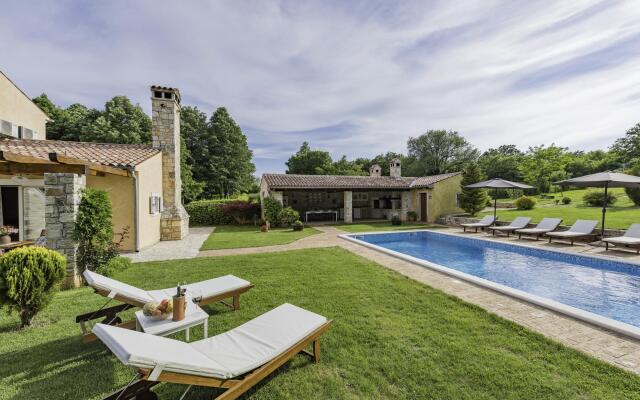 Lipa in Krnica with 4 bedrooms and 3 bathrooms