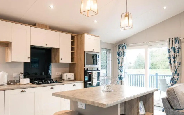 Lilac Lodge with Hot Tub