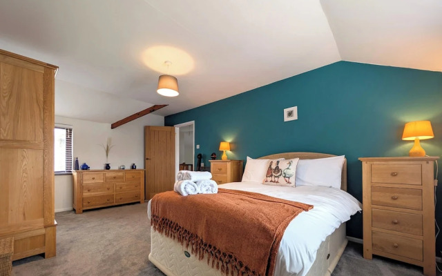 The Old Barn Near St Ives - Rustic Charm & Space