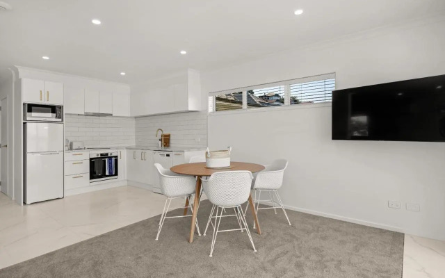 Entire Waterfront House - Boat Shed - 3 Kitchens