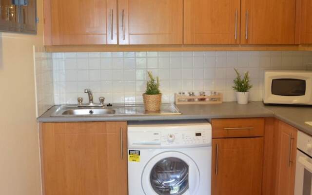 MetroStays - Riverside Apartment