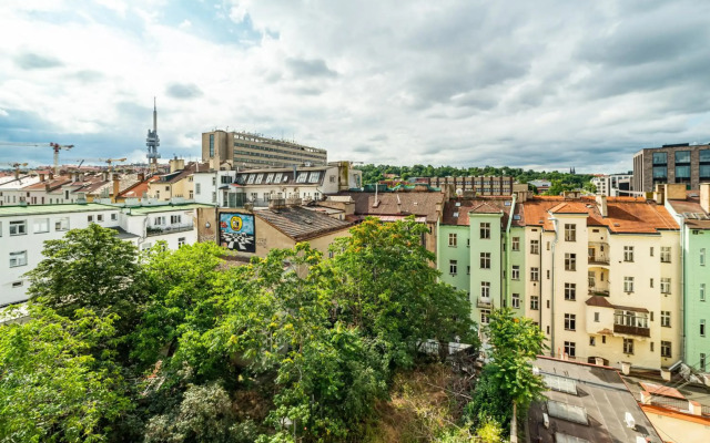 Central, Spacious, Modern 5 Bedrm duplex w/Balcony