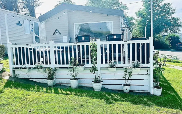 Cozy Newquay Lodge With Private Hot Tub,