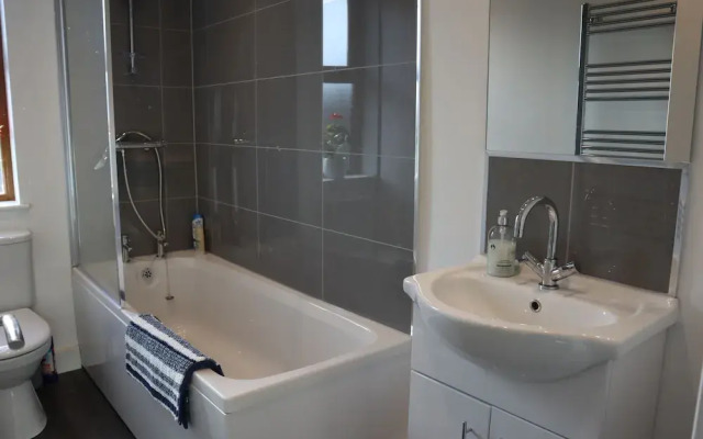 Sheffield 4-bedroom house free parking