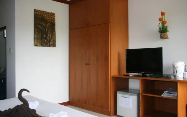 Baan Chayna Lounge Resort