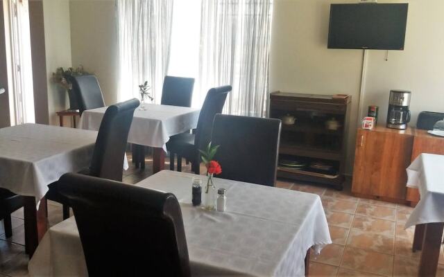 Room for 6 - Amarachi Guesthouse in Swakopmund Namibia Near Beach and Malls!