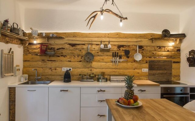 Holidaysun, Chalet Foresthouse, Detached Villa, 1000 qm garden, mountainview, whirlpool, BBQ&bikes&sunbeds for free