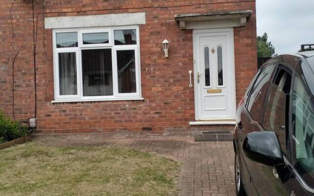 Spacious 3bed House in Walsall With Parking Onsite