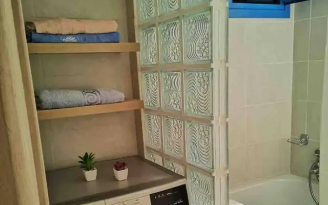1 Bed Apt - Sleeps 2 - Free Parking - Sea View