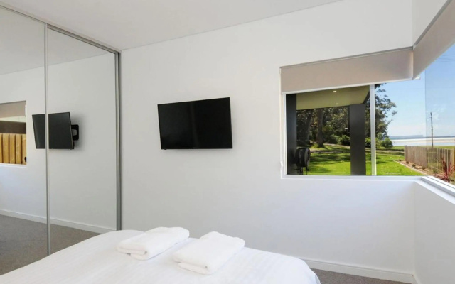 Water View A Luxury Pet Friendly Home Overlooking Moona Moona Creek – Guest Rooms – Huskisson