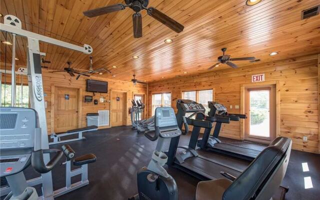 Majestic Manor - Three Bedroom Cabin