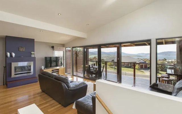 Ned Kelly's Retreat - Sophisticated style with modern convenience and