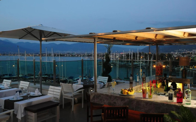 Alesta Yacht Hotel