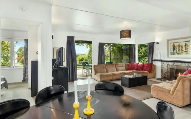 Serenity by the Lake - Lake Taupo Holiday Home
