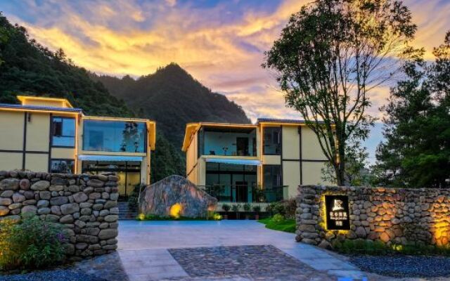 Flower Valley·Jianzhu Homestay (Zhangjiajie National Forest Park Branch)