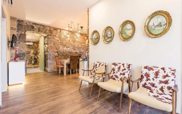 Amazing Home in Icici With Wifi and 5 Bedrooms