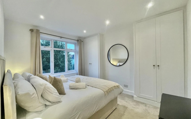 Stylish 3-bed House in Hornchurch - Free Parking