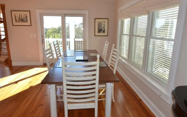 727 Twelve Oaks 4 Br Home by RedAwning
