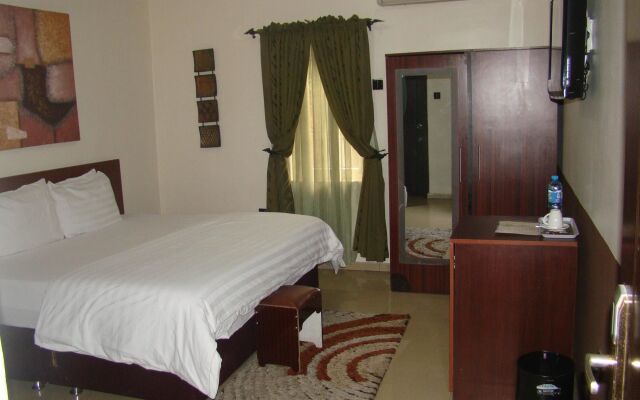Charlie's Place And Suite