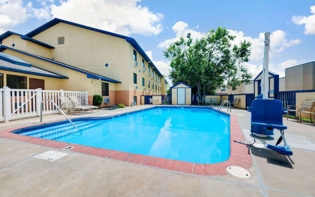 Super 8 by Wyndham Hutchinson