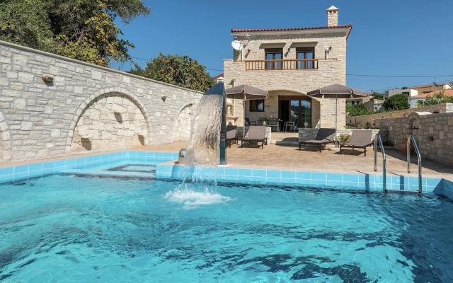 Luxurious Villa With Private Pool, Near a Couple of Restaurants & Sandy Beach