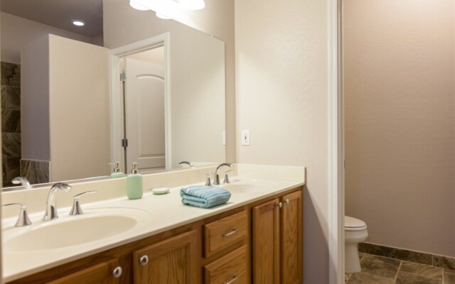 2BR Plus Ocotillo Townhome, Heated Pool, Spa, Gym