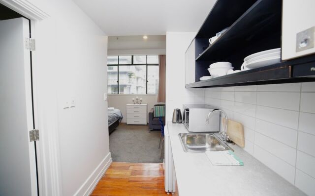 Cosy City Apartment with Pool