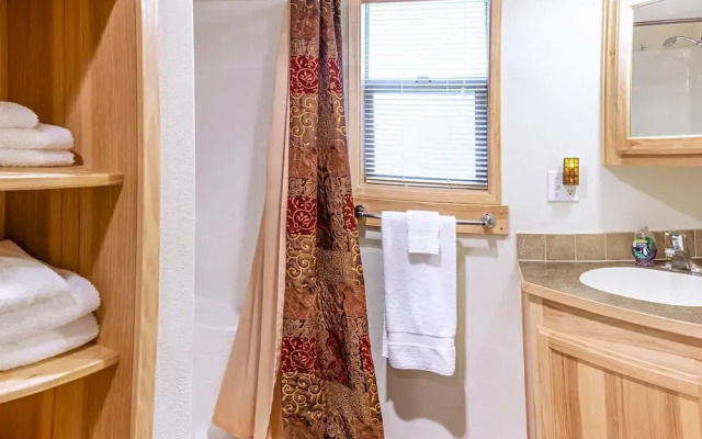 #39 & #40 Hyatt Lake Compound - Sleeps 12