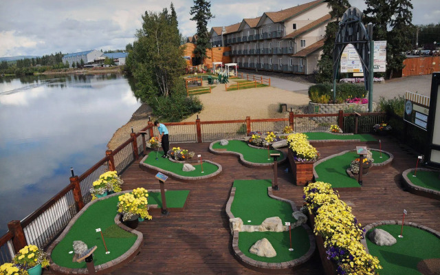 Pike's Waterfront Lodge