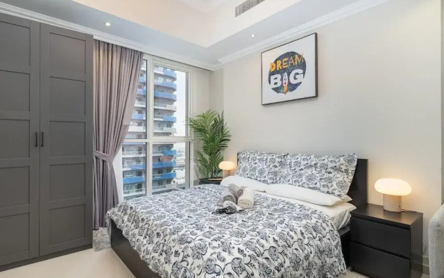 Heaven Crest Vacation Homes Downtown - Studio, 1, & 3 Bedroom Suites 2 minute walk to Dubai Mall and Burj Khalifa