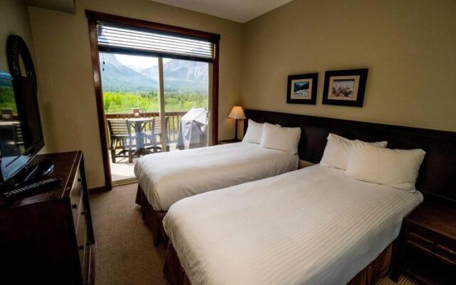 Spacious 3BR 2BA Penthouse with Mountain Views