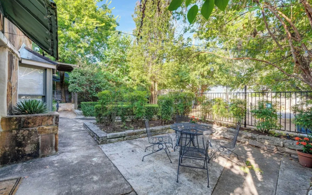 4 Mi to Dtwn: Pet-friendly Austin Studio