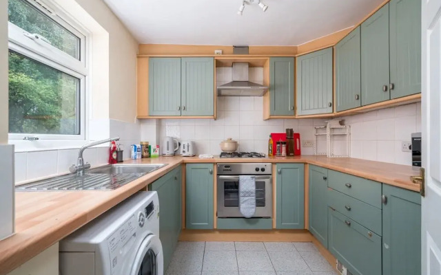 Spacious Pet Friendly 2-bed Apartment in Redhill