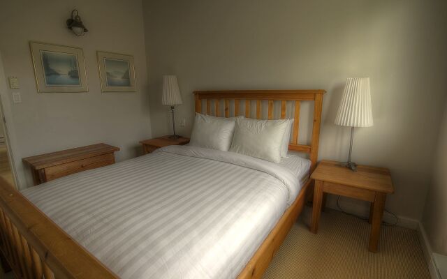 Waters Edge Shoreside Suites
