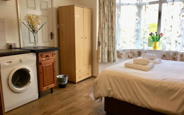 Cosy Inn Self-Contained Studio - Free Parking